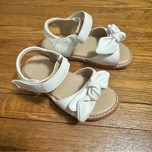 Thee Bron white sandals. Size 7